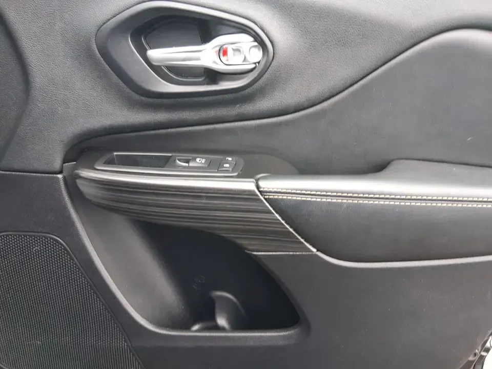 2014 Jeep Cherokee Limited (1C4PJLDS1EW) with an 3.2L V6 DOHC 24V engine, 9-Speed Automatic transmission, located at 880 E. National Road, Vandalia, OH, 45377, (937) 908-9800, 39.891918, -84.183594 - Pack up the family, point the hood toward a weekend getaway, and enjoy the kind of confident comfort that makes everyday driving feel like a mini road trip. This 2014 Jeep Cherokee Limited is an ideal fit for commuters who want a quieter, more refined ride during the workweek-and for adventure-minde - Photo#20