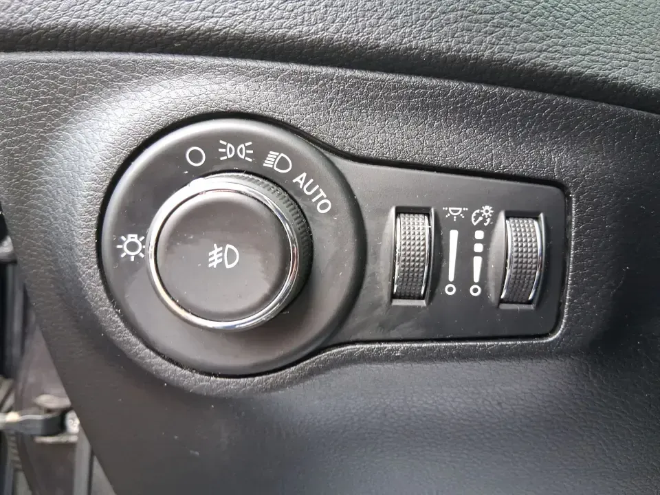 2019 Jeep Compass Altitude 4x4 (3C4NJDBB2KT) with an Tigershark MultiAir 2.4L I-4 variable valve contro engine, located at 1951 S Dayton Lakeview Rd., New Carlisle, OH, 45344, (937) 908-9800, 39.890999, -84.050255 - Whether you're planning weekend trips to Caesar Creek, tackling snowy Dayton-area mornings, or just want a confident daily driver for I-75 and SR-725, this 2019 Jeep Compass Altitude 4x4 is built for real life in Southwest Ohio. With its SUV versatility, sure-footed 4x4 capability, and a comfortable - Photo#17