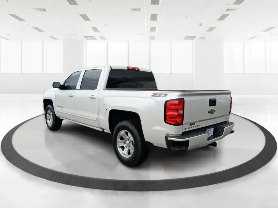 2017 Chevrolet Silverado 1500 2LT (3GCUKREH9HG) with an 4.3L V6 OHV 12V engine, 6A transmission, located at 1184 Kauffman Ave, Fairborn, OH, 45324, (937) 908-9800, 39.807072, -84.030914 - Need a truck that can handle weekday work runs, weekend projects, and spontaneous road trips out toward Caesar Creek or up I75 without feeling like a compromise? This 2017 Chevrolet Silverado 1500 2LT Crew Cab 4WD is built for real life in the Miami Valley-roomy enough for friends or family, strong - Photo#4