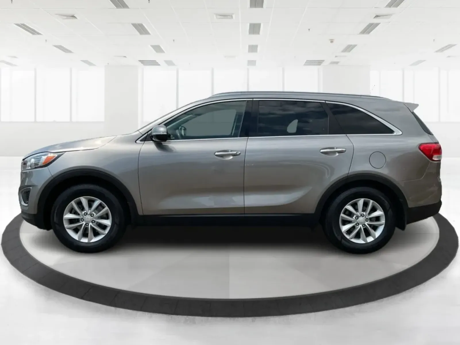 2016 Kia Sorento 2.4L LX (5XYPG4A34GG) with an 2.4L I-4 gasoline direct injection engine, located at 401 Woodman Dr, Riverside, OH, 45431, (937) 908-9800, 39.760899, -84.123421 - **Explore Life's Adventures with the 2016 Kia Sorento at Advantage Car and Credit - Riverside!**<br /> <br /> Are you ready to elevate your driving experience? The 2016 Kia Sorento is the perfect companion for families, adventurers, and daily commuters alike. This versatile SUV seamlessly blends com - Photo#5