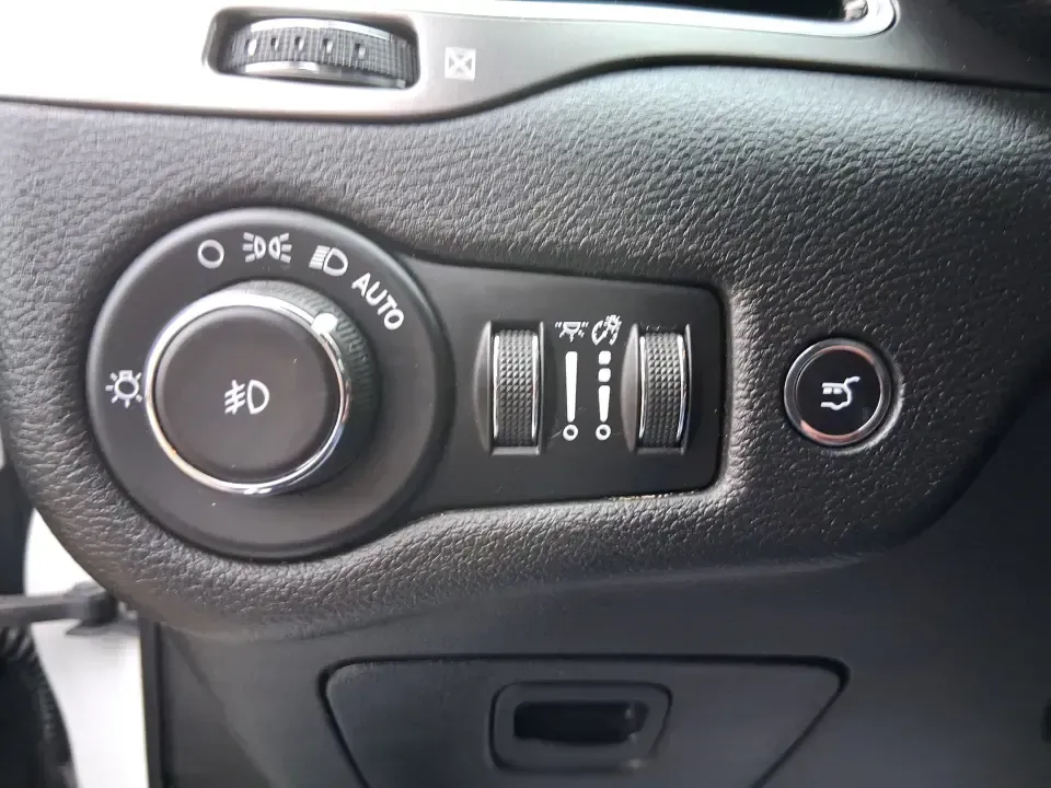 2019 Jeep Cherokee Limited 4x4 (1C4PJMDX5KD) with an 3.2L V6 DOHC 24V engine, 9A transmission, located at 8750 N County Rd 25A, Piqua, OH, 45356, (937) 908-9800, 40.164391, -84.232513 - Load up the family, point the hood toward the next weekend getaway, and let the road decide the plan-this 2019 Jeep Cherokee Limited 4x4 is built for real-life Ohio driving, from rainy school runs to spontaneous trips up I75. With confident 4x4 capability, a smooth 9-speed automatic, and a strong 3. - Photo#17