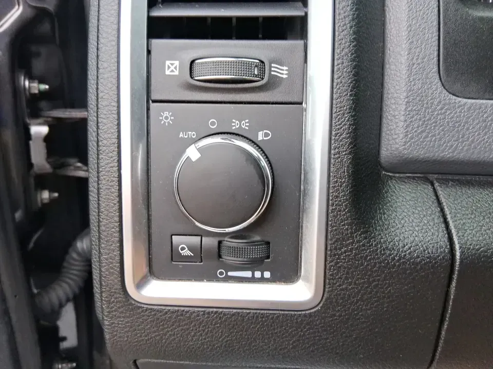 2019 Ram 1500 SLT Crew Cab SWB 4WD (1C6RR7LT2KS) with an 5.7L V8 OHV 16V engine, 8A transmission, located at 1230 East Main St, Xenia, OH, 45385, (937) 908-9800, 39.688026, -83.910172 - Built for Ohio weekends and hard-working weekdays, this 2019 Ram 1500 SLT Crew Cab SWB 4WD is the kind of truck that fits real life-towing a trailer to Caesar Creek, hauling home improvement supplies after a run down US-35, or loading up the family for a day at the Greene County Fairgrounds. Finishe- Photo#16