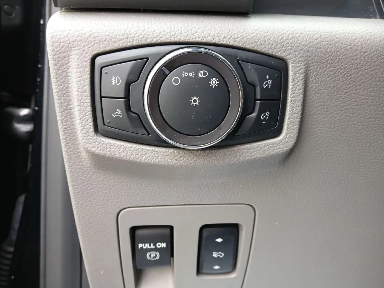 2018 Ford F-150 XLT SuperCrew 5.5-ft. Bed 4WD (1FTEW1E52JF) with an 5.0L V8 OHV 32V engine, 6-Speed Automatic transmission, located at 1099 N County Rd 25A , Troy, OH, 45373, (937) 908-9800, 40.057079, -84.212883 - Are you ready to elevate your daily commute or weekend adventures? Look no further than this striking 2018 Ford F-150 XLT SuperCrew located at Advantage Car and Credit in Fairborn, OH. Whether you're carting the kids to practice, hauling materials for your next DIY project, or exploring the great ou - Photo#16