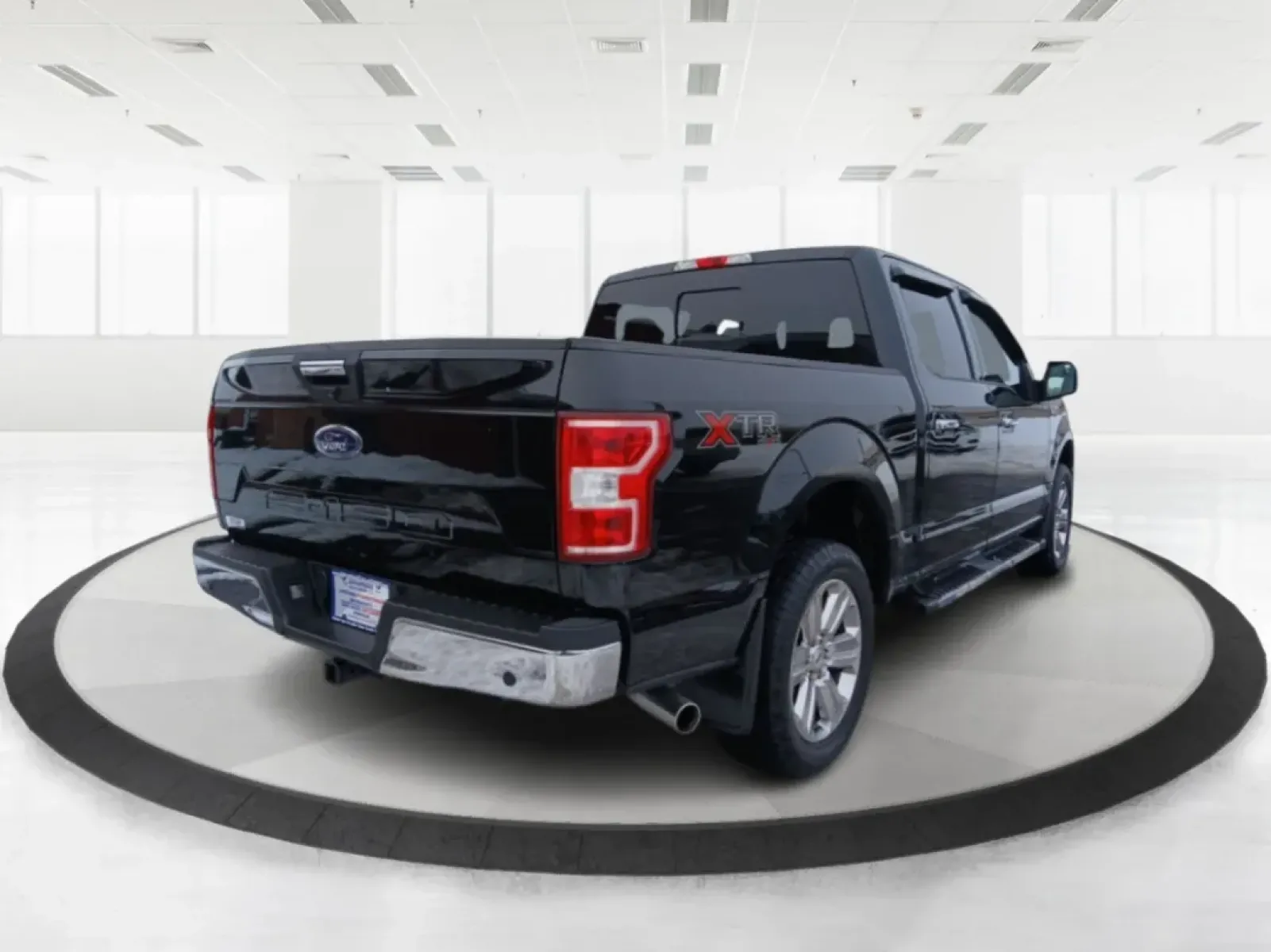 2018 Ford F-150 XLT SuperCrew 5.5-ft. Bed 4WD (1FTEW1E52JF) with an 5.0L V8 OHV 32V engine, 6-Speed Automatic transmission, located at 4508 South Dixie Dr, Moraine, OH, 45439, (937) 908-9800, 39.689976, -84.218452 - Are you ready to elevate your daily commute or weekend adventures? Look no further than this striking 2018 Ford F-150 XLT SuperCrew located at Advantage Car and Credit in Fairborn, OH. Whether you're carting the kids to practice, hauling materials for your next DIY project, or exploring the great ou - Photo#2