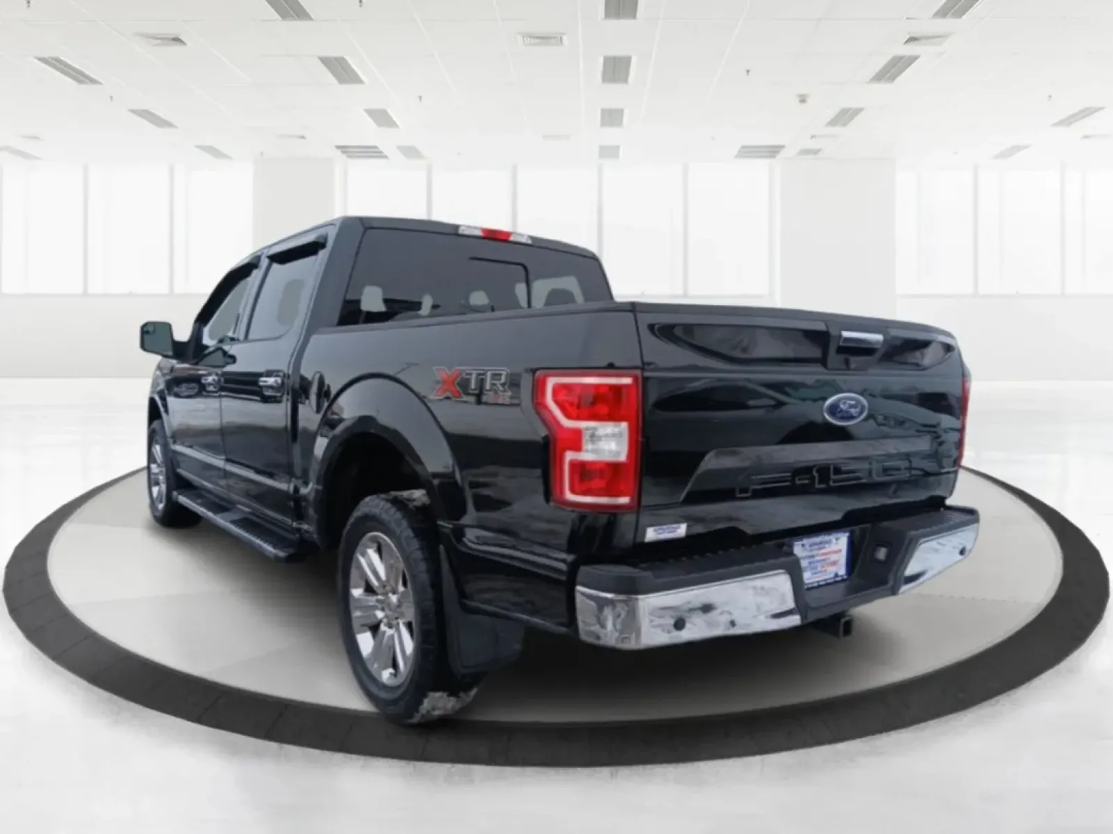 2018 Ford F-150 XLT SuperCrew 5.5-ft. Bed 4WD (1FTEW1E52JF) with an 5.0L V8 OHV 32V engine, 6-Speed Automatic transmission, located at 4508 South Dixie Dr, Moraine, OH, 45439, (937) 908-9800, 39.689976, -84.218452 - Are you ready to elevate your daily commute or weekend adventures? Look no further than this striking 2018 Ford F-150 XLT SuperCrew located at Advantage Car and Credit in Fairborn, OH. Whether you're carting the kids to practice, hauling materials for your next DIY project, or exploring the great ou - Photo#4