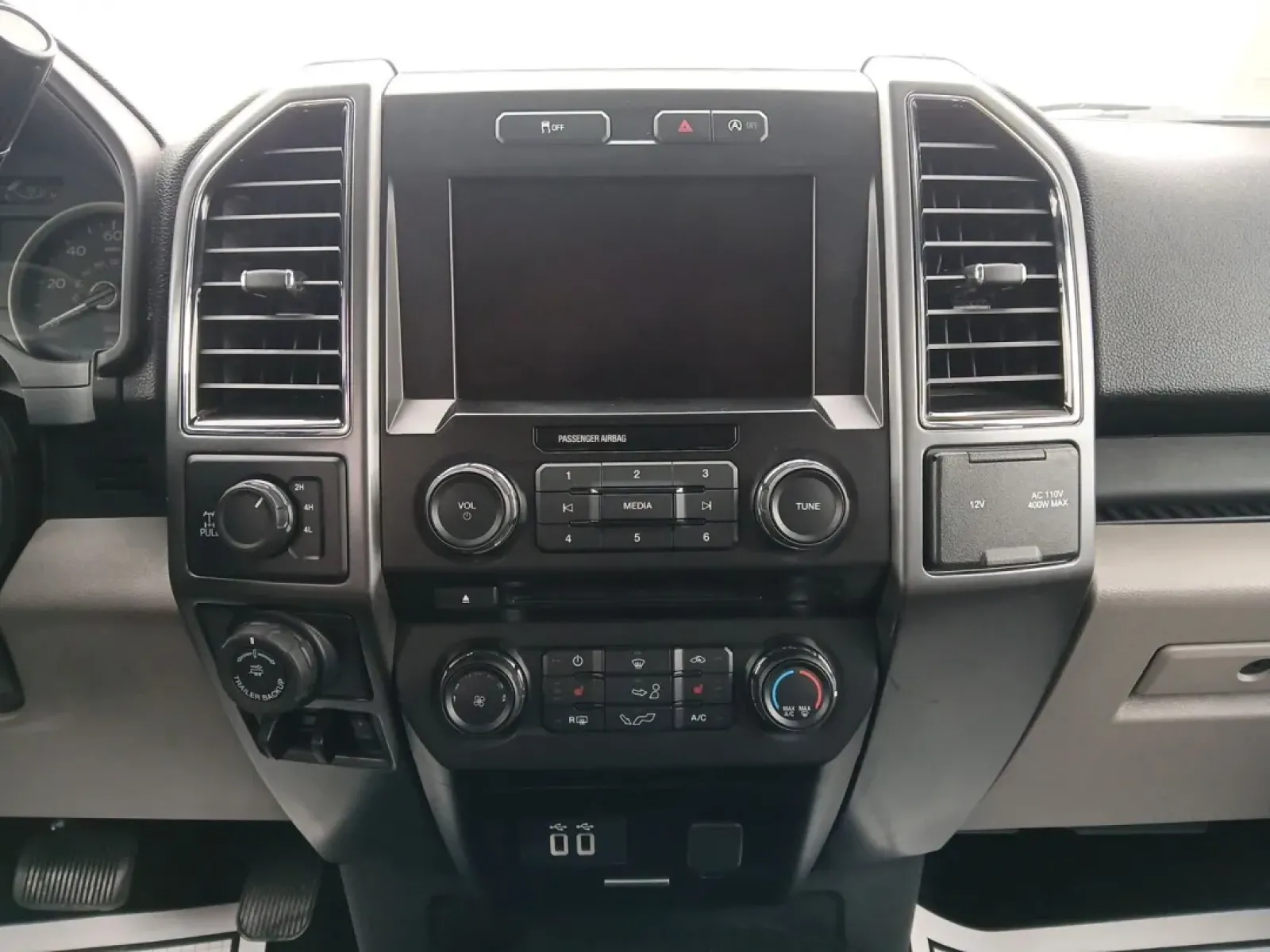 2018 Ford F-150 XLT SuperCrew 5.5-ft. Bed 4WD (1FTEW1E52JF) with an 5.0L V8 OHV 32V engine, 6-Speed Automatic transmission, located at 4508 South Dixie Dr, Moraine, OH, 45439, (937) 908-9800, 39.689976, -84.218452 - Are you ready to elevate your daily commute or weekend adventures? Look no further than this striking 2018 Ford F-150 XLT SuperCrew located at Advantage Car and Credit in Fairborn, OH. Whether you're carting the kids to practice, hauling materials for your next DIY project, or exploring the great ou - Photo#12