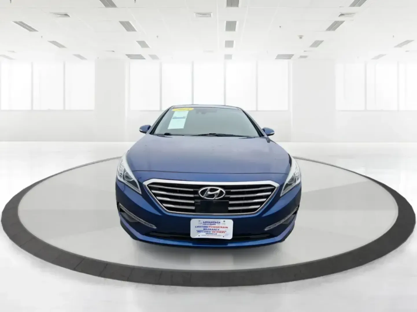 2015 Hyundai Sonata Limited (5NPE34AF5FH) with an 2.4L I-4 gasoline direct injection engine, 6-Speed Automatic transmission, located at 401 Woodman Dr, Riverside, OH, 45431, (937) 908-9800, 39.760899, -84.123421 - Picture your next week going smoother: an easy highway commute up I75, a comfortable school drop-off run through Piqua, and a weekend drive to the Miami County Fairgrounds-all in a sedan that feels upscale without the upscale price. This **2015 Hyundai Sonata Limited** in **Lakeside Blue** is built - Photo#7