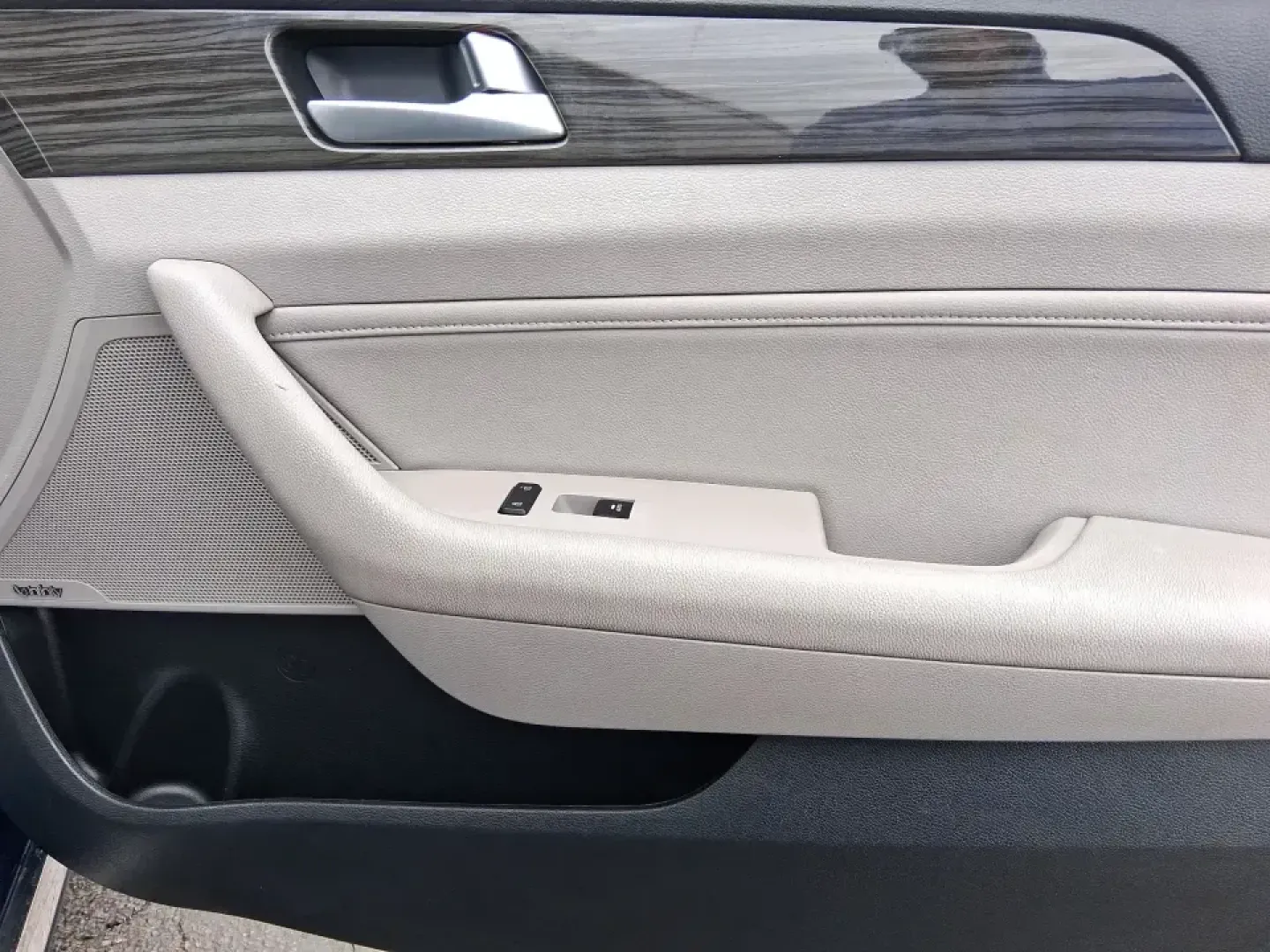 2015 Hyundai Sonata Limited (5NPE34AF5FH) with an 2.4L I-4 gasoline direct injection engine, 6-Speed Automatic transmission, located at 401 Woodman Dr, Riverside, OH, 45431, (937) 908-9800, 39.760899, -84.123421 - Picture your next week going smoother: an easy highway commute up I75, a comfortable school drop-off run through Piqua, and a weekend drive to the Miami County Fairgrounds-all in a sedan that feels upscale without the upscale price. This **2015 Hyundai Sonata Limited** in **Lakeside Blue** is built - Photo#19