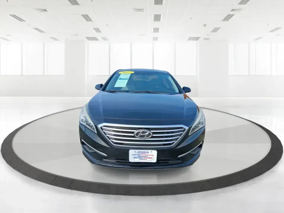 2017 Hyundai Sonata SE (5NPE24AF7HH) with an 2.4L I-4 gasoline direct injection engine, 7A transmission, located at 1230 East Main St, Xenia, OH, 45385, (937) 908-9800, 39.688026, -83.910172 - Need a dependable sedan for the daily commute down I75, quick errands around Troy, or comfortable weekend drives to Dayton? This 2017 Hyundai Sonata SE in Phantom Black is an easy-to-live-with choice for practical drivers who want modern safety, efficient performance, and a smooth ride-without payin - Photo#7