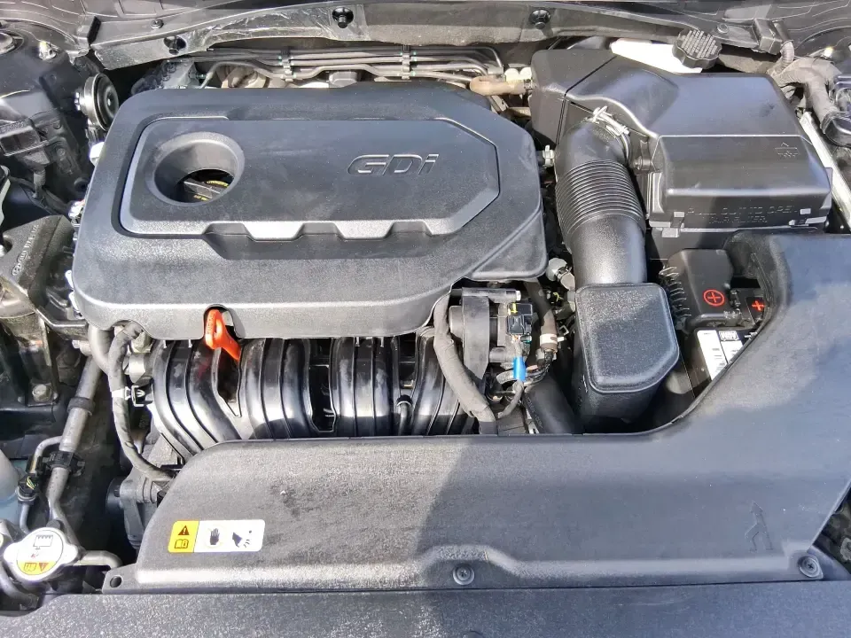 2017 Hyundai Sonata SE (5NPE24AF7HH) with an 2.4L I-4 gasoline direct injection engine, 7A transmission, located at 1230 East Main St, Xenia, OH, 45385, (937) 908-9800, 39.688026, -83.910172 - Need a dependable sedan for the daily commute down I75, quick errands around Troy, or comfortable weekend drives to Dayton? This 2017 Hyundai Sonata SE in Phantom Black is an easy-to-live-with choice for practical drivers who want modern safety, efficient performance, and a smooth ride-without payin - Photo#11