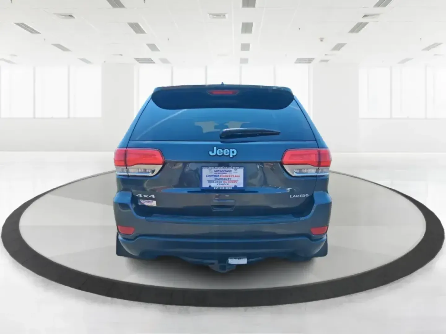 2015 Jeep Grand Cherokee Laredo (1C4RJFAG4FC) with an 3.6L V-6 DOHC engine, 8-Speed Automatic transmission, located at 1230 East Main St, Xenia, OH, 45385, (937) 908-9800, 39.688026, -83.910172 - Weekend getaways to Hocking Hills, confident winter drives to work, and comfortable family errands around town all get easier in a capable SUV like this 2015 Jeep Grand Cherokee Laredo 4WD. Finished in Maximum Steel Metallic Clearcoat, this Grand Cherokee blends rugged Jeep attitude with everyday co - Photo#3