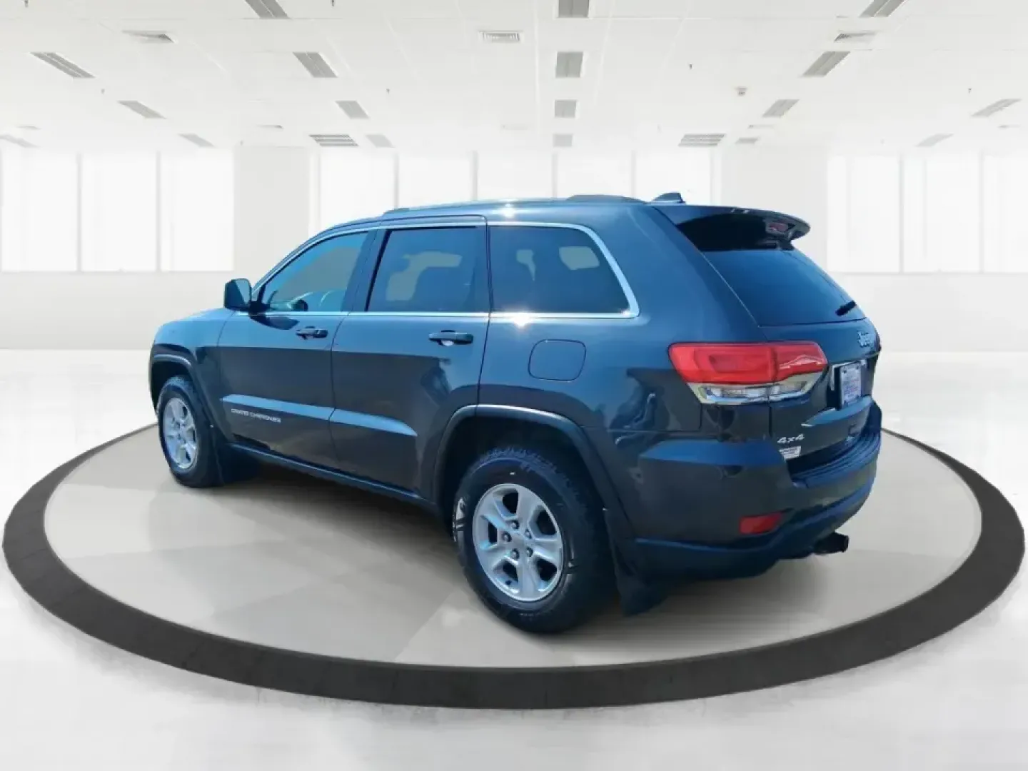 2015 Jeep Grand Cherokee Laredo (1C4RJFAG4FC) with an 3.6L V-6 DOHC engine, 8-Speed Automatic transmission, located at 1230 East Main St, Xenia, OH, 45385, (937) 908-9800, 39.688026, -83.910172 - Weekend getaways to Hocking Hills, confident winter drives to work, and comfortable family errands around town all get easier in a capable SUV like this 2015 Jeep Grand Cherokee Laredo 4WD. Finished in Maximum Steel Metallic Clearcoat, this Grand Cherokee blends rugged Jeep attitude with everyday co - Photo#4