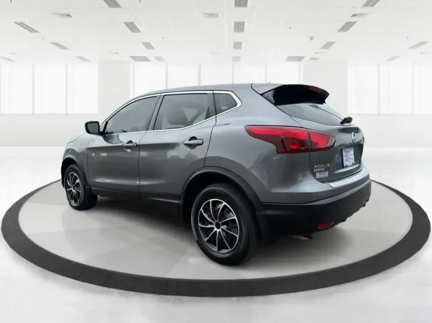 2018 Nissan Rogue S (JN1BJ1CP6JW) with an 2L I-4 gasoline direct injection engine, CVT transmission, located at 401 Woodman Dr, Riverside, OH, 45431, (937) 908-9800, 39.760899, -84.123421 - Picture your next week: an easy I75 commute into Dayton, school drop-offs in nearby Kettering, a Costco run, and a weekend drive down to Carillon Historical Park or a quick lap around the Dayton Mall area-all with one SUV that's sized right for real life. This 2018 Nissan Rogue S in sleek Gun Metall - Photo#4