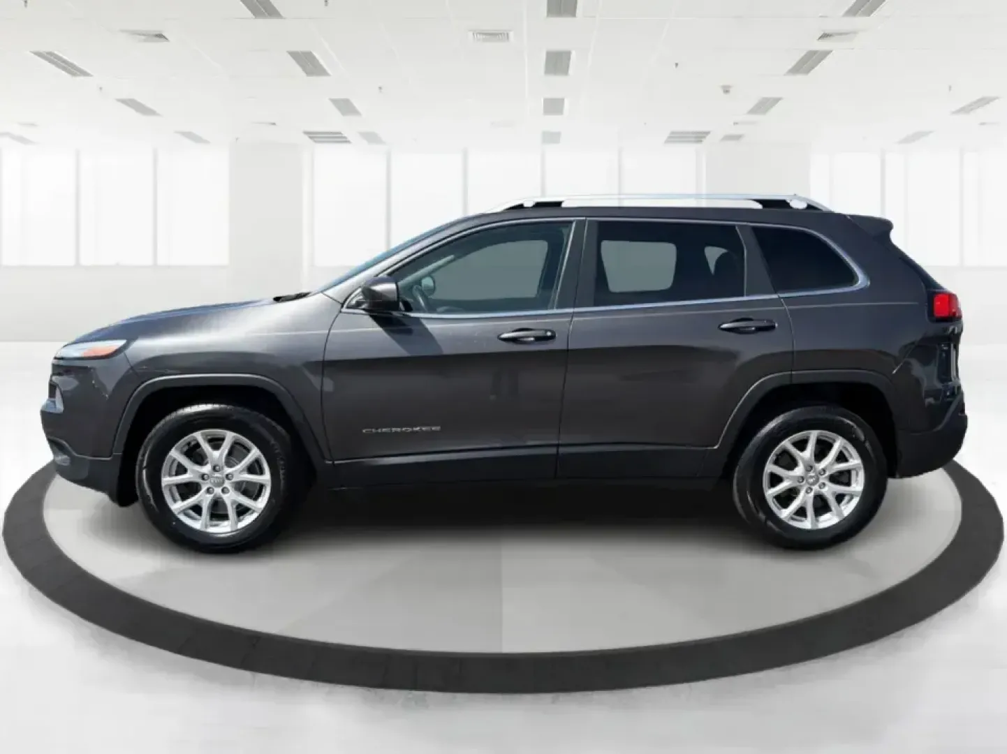 2014 Jeep Cherokee Latitude (1C4PJMCS8EW) with an 3.2L V6 DOHC 24V engine, 9-Speed Automatic transmission, located at 880 E. National Road, Vandalia, OH, 45377, (937) 908-9800, 39.891918, -84.183594 - Weekend escapes to Taylorsville MetroPark, snowy school drop-offs, or a comfortable daily commute down I75-this 2014 Jeep Cherokee Latitude is built for the Vandalia, OH lifestyle. With confident 4WD/AWD capability, a smooth 9Speed Automatic transmission, and a strong 3.2L V6 DOHC 24V engine, it's t - Photo#5