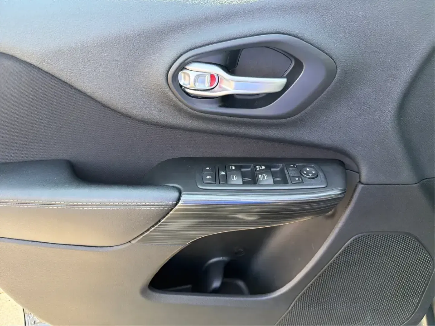 2014 Jeep Cherokee Latitude (1C4PJMCS8EW) with an 3.2L V6 DOHC 24V engine, 9-Speed Automatic transmission, located at 880 E. National Road, Vandalia, OH, 45377, (937) 908-9800, 39.891918, -84.183594 - Weekend escapes to Taylorsville MetroPark, snowy school drop-offs, or a comfortable daily commute down I75-this 2014 Jeep Cherokee Latitude is built for the Vandalia, OH lifestyle. With confident 4WD/AWD capability, a smooth 9Speed Automatic transmission, and a strong 3.2L V6 DOHC 24V engine, it's t - Photo#18