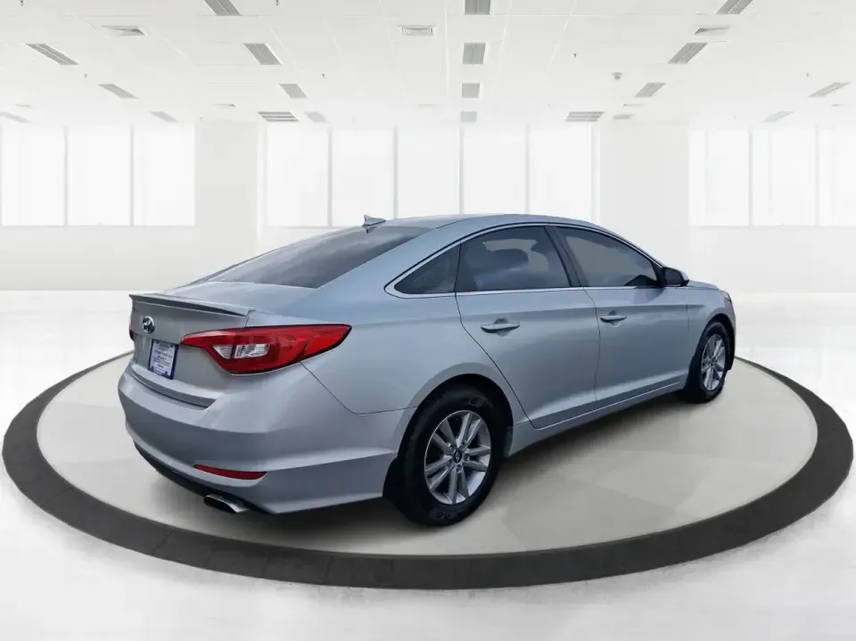 2015 Hyundai Sonata SE (5NPE24AFXFH) with an 2.4L L4 DOHC 16V engine, 7-Speed Automatic transmission, located at 1951 S Dayton Lakeview Rd., New Carlisle, OH, 45344, (937) 908-9800, 39.890999, -84.050255 - Need a dependable daily commuter that still feels comfortable for weekend getaways to Dayton, Tipp City, or a quick escape to Charleston Falls Preserve? This 2015 Hyundai Sonata SE in Symphony Silver is a smart, budget-friendly sedan that fits real life in Troy, Ohio-easy to park downtown, smooth on - Photo#2