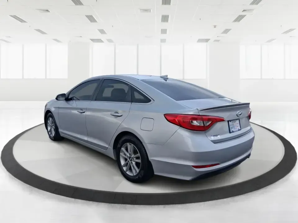2015 Hyundai Sonata SE (5NPE24AFXFH) with an 2.4L L4 DOHC 16V engine, 7-Speed Automatic transmission, located at 1951 S Dayton Lakeview Rd., New Carlisle, OH, 45344, (937) 908-9800, 39.890999, -84.050255 - Need a dependable daily commuter that still feels comfortable for weekend getaways to Dayton, Tipp City, or a quick escape to Charleston Falls Preserve? This 2015 Hyundai Sonata SE in Symphony Silver is a smart, budget-friendly sedan that fits real life in Troy, Ohio-easy to park downtown, smooth on - Photo#4