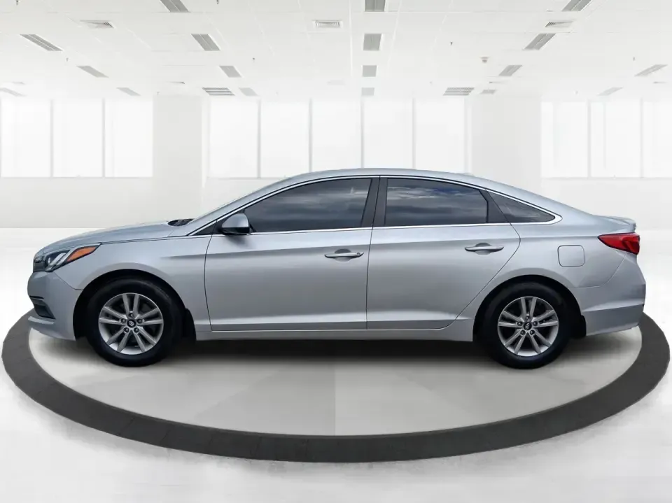 2015 Hyundai Sonata SE (5NPE24AFXFH) with an 2.4L L4 DOHC 16V engine, 7-Speed Automatic transmission, located at 1951 S Dayton Lakeview Rd., New Carlisle, OH, 45344, (937) 908-9800, 39.890999, -84.050255 - Need a dependable daily commuter that still feels comfortable for weekend getaways to Dayton, Tipp City, or a quick escape to Charleston Falls Preserve? This 2015 Hyundai Sonata SE in Symphony Silver is a smart, budget-friendly sedan that fits real life in Troy, Ohio-easy to park downtown, smooth on - Photo#5