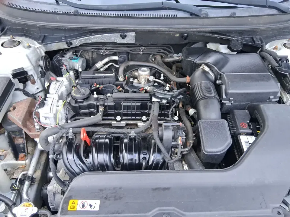 2015 Hyundai Sonata SE (5NPE24AFXFH) with an 2.4L L4 DOHC 16V engine, 7-Speed Automatic transmission, located at 1951 S Dayton Lakeview Rd., New Carlisle, OH, 45344, (937) 908-9800, 39.890999, -84.050255 - Need a dependable daily commuter that still feels comfortable for weekend getaways to Dayton, Tipp City, or a quick escape to Charleston Falls Preserve? This 2015 Hyundai Sonata SE in Symphony Silver is a smart, budget-friendly sedan that fits real life in Troy, Ohio-easy to park downtown, smooth on - Photo#11