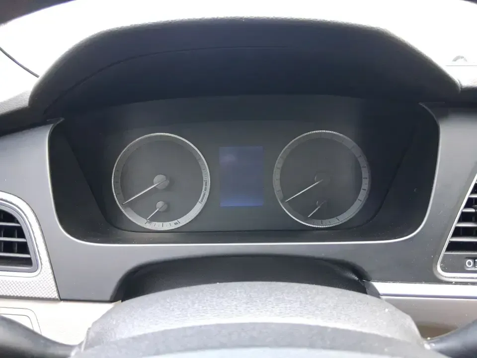 2015 Hyundai Sonata SE (5NPE24AFXFH) with an 2.4L L4 DOHC 16V engine, 7-Speed Automatic transmission, located at 1951 S Dayton Lakeview Rd., New Carlisle, OH, 45344, (937) 908-9800, 39.890999, -84.050255 - Need a dependable daily commuter that still feels comfortable for weekend getaways to Dayton, Tipp City, or a quick escape to Charleston Falls Preserve? This 2015 Hyundai Sonata SE in Symphony Silver is a smart, budget-friendly sedan that fits real life in Troy, Ohio-easy to park downtown, smooth on - Photo#15