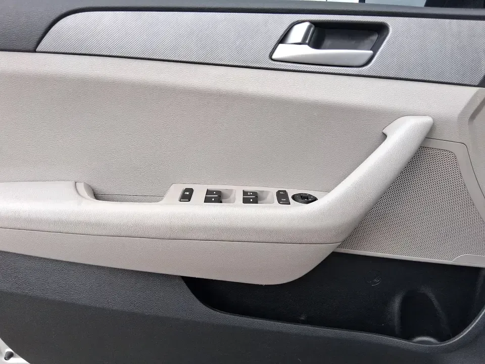 2015 Hyundai Sonata SE (5NPE24AFXFH) with an 2.4L L4 DOHC 16V engine, 7-Speed Automatic transmission, located at 1951 S Dayton Lakeview Rd., New Carlisle, OH, 45344, (937) 908-9800, 39.890999, -84.050255 - Need a dependable daily commuter that still feels comfortable for weekend getaways to Dayton, Tipp City, or a quick escape to Charleston Falls Preserve? This 2015 Hyundai Sonata SE in Symphony Silver is a smart, budget-friendly sedan that fits real life in Troy, Ohio-easy to park downtown, smooth on - Photo#17