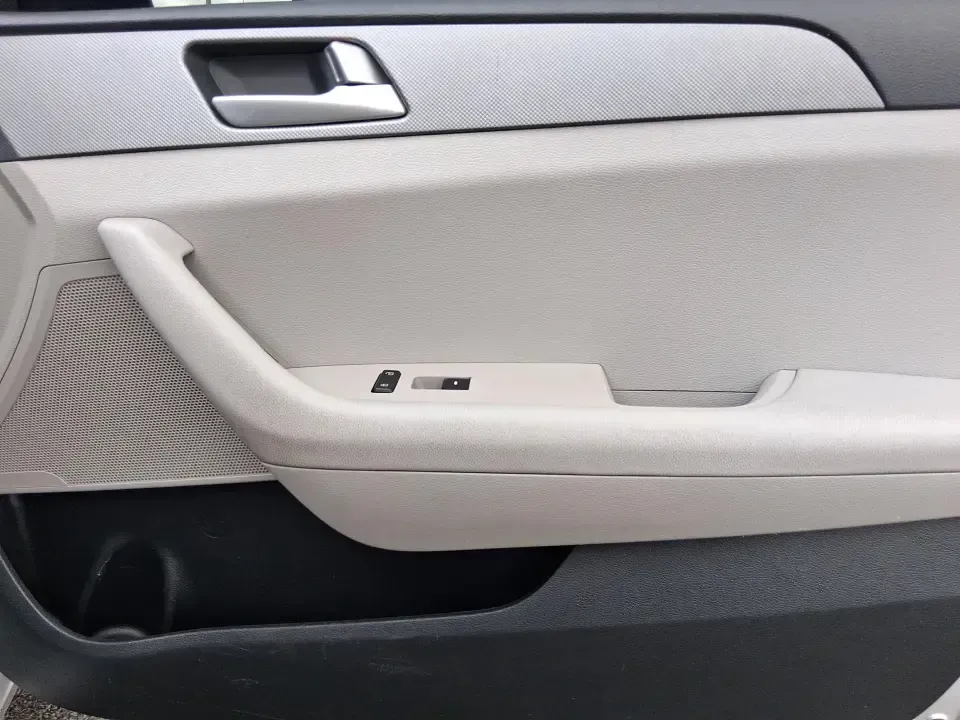 2015 Hyundai Sonata SE (5NPE24AFXFH) with an 2.4L L4 DOHC 16V engine, 7-Speed Automatic transmission, located at 1951 S Dayton Lakeview Rd., New Carlisle, OH, 45344, (937) 908-9800, 39.890999, -84.050255 - Need a dependable daily commuter that still feels comfortable for weekend getaways to Dayton, Tipp City, or a quick escape to Charleston Falls Preserve? This 2015 Hyundai Sonata SE in Symphony Silver is a smart, budget-friendly sedan that fits real life in Troy, Ohio-easy to park downtown, smooth on - Photo#18