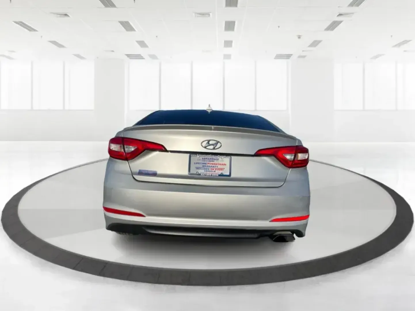 2015 Hyundai Sonata SE (5NPE24AFXFH) with an 2.4L L4 DOHC 16V engine, 7-Speed Automatic transmission, located at 1951 S Dayton Lakeview Rd., New Carlisle, OH, 45344, (937) 908-9800, 39.890999, -84.050255 - Need a dependable daily commuter that still feels comfortable for weekend getaways to Dayton, Tipp City, or a quick escape to Charleston Falls Preserve? This 2015 Hyundai Sonata SE in Symphony Silver is a smart, budget-friendly sedan that fits real life in Troy, Ohio-easy to park downtown, smooth on - Photo#3
