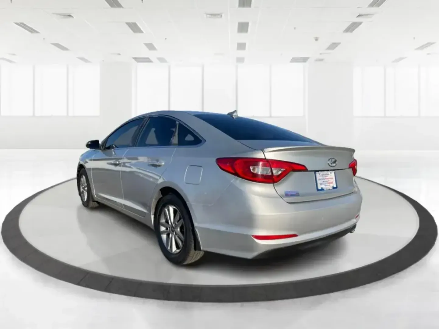 2015 Hyundai Sonata SE (5NPE24AFXFH) with an 2.4L L4 DOHC 16V engine, 7-Speed Automatic transmission, located at 1951 S Dayton Lakeview Rd., New Carlisle, OH, 45344, (937) 908-9800, 39.890999, -84.050255 - Need a dependable daily commuter that still feels comfortable for weekend getaways to Dayton, Tipp City, or a quick escape to Charleston Falls Preserve? This 2015 Hyundai Sonata SE in Symphony Silver is a smart, budget-friendly sedan that fits real life in Troy, Ohio-easy to park downtown, smooth on - Photo#4