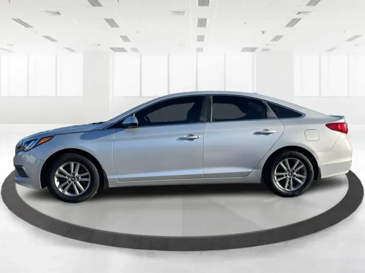 2015 Hyundai Sonata SE (5NPE24AFXFH) with an 2.4L L4 DOHC 16V engine, 7-Speed Automatic transmission, located at 1951 S Dayton Lakeview Rd., New Carlisle, OH, 45344, (937) 908-9800, 39.890999, -84.050255 - Need a dependable daily commuter that still feels comfortable for weekend getaways to Dayton, Tipp City, or a quick escape to Charleston Falls Preserve? This 2015 Hyundai Sonata SE in Symphony Silver is a smart, budget-friendly sedan that fits real life in Troy, Ohio-easy to park downtown, smooth on - Photo#5