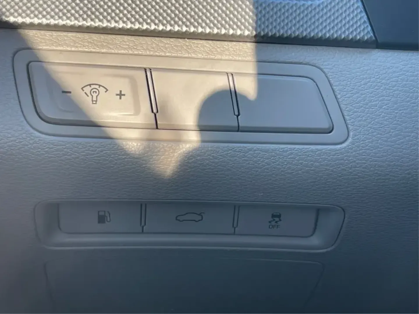 2015 Hyundai Sonata SE (5NPE24AFXFH) with an 2.4L L4 DOHC 16V engine, 7-Speed Automatic transmission, located at 1951 S Dayton Lakeview Rd., New Carlisle, OH, 45344, (937) 908-9800, 39.890999, -84.050255 - Need a dependable daily commuter that still feels comfortable for weekend getaways to Dayton, Tipp City, or a quick escape to Charleston Falls Preserve? This 2015 Hyundai Sonata SE in Symphony Silver is a smart, budget-friendly sedan that fits real life in Troy, Ohio-easy to park downtown, smooth on - Photo#17