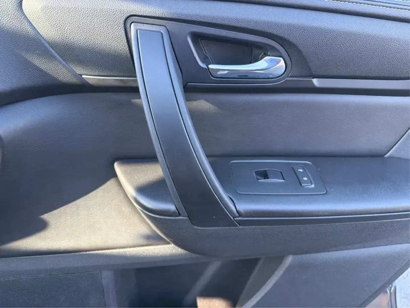 2017 Chevrolet Traverse 1LT (1GNKRGKD6HJ) with an 3.6L V-6 gasoline direct injection engine, 6A transmission, located at 8750 N County Rd 25A, Piqua, OH, 45356, (937) 908-9800, 40.164391, -84.232513 - Road trips to Indian Lake, busy school mornings, and comfortable daily commutes down I75 are exactly what this SUV was built for. If you need a three-row family hauler that still feels confident and composed on Ohio back roads, this **2017 Chevrolet Traverse 1LT** in **Tungsten Metallic** delivers t - Photo#20
