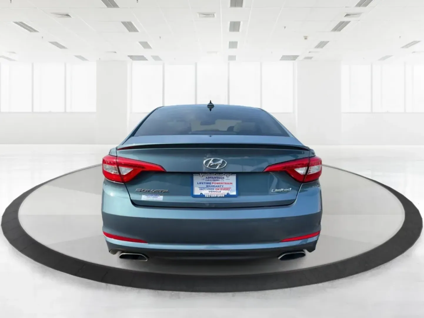 2017 Hyundai Sonata Limited (5NPE34AF4HH) with an 2.4L I-4 gasoline direct injection engine, 6A transmission, located at 1230 East Main St, Xenia, OH, 45385, (937) 908-9800, 39.688026, -83.910172 - Are you ready to elevate your daily drive into an adventure? Meet the 2017 Hyundai Sonata Limited, a perfect companion for anyone looking to combine style, comfort, and reliability. Whether you're commuting to work, shuttling the kids to school, or heading out for a weekend getaway, this sedan offer - Photo#3