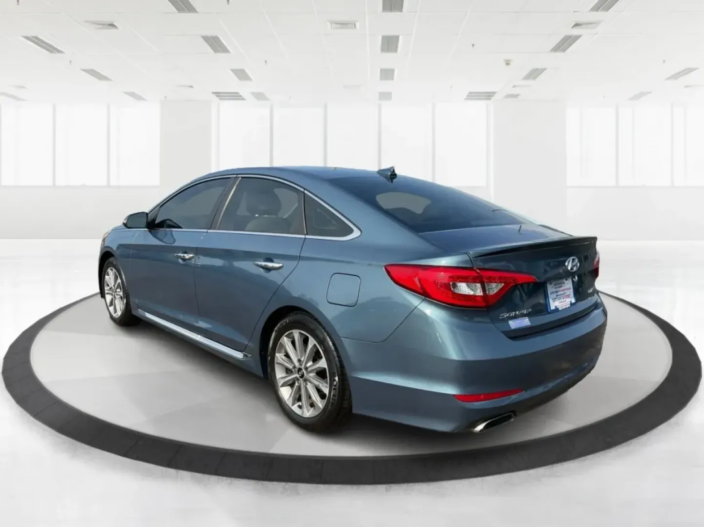 2017 Hyundai Sonata Limited (5NPE34AF4HH) with an 2.4L I-4 gasoline direct injection engine, 6A transmission, located at 1230 East Main St, Xenia, OH, 45385, (937) 908-9800, 39.688026, -83.910172 - Are you ready to elevate your daily drive into an adventure? Meet the 2017 Hyundai Sonata Limited, a perfect companion for anyone looking to combine style, comfort, and reliability. Whether you're commuting to work, shuttling the kids to school, or heading out for a weekend getaway, this sedan offer - Photo#4