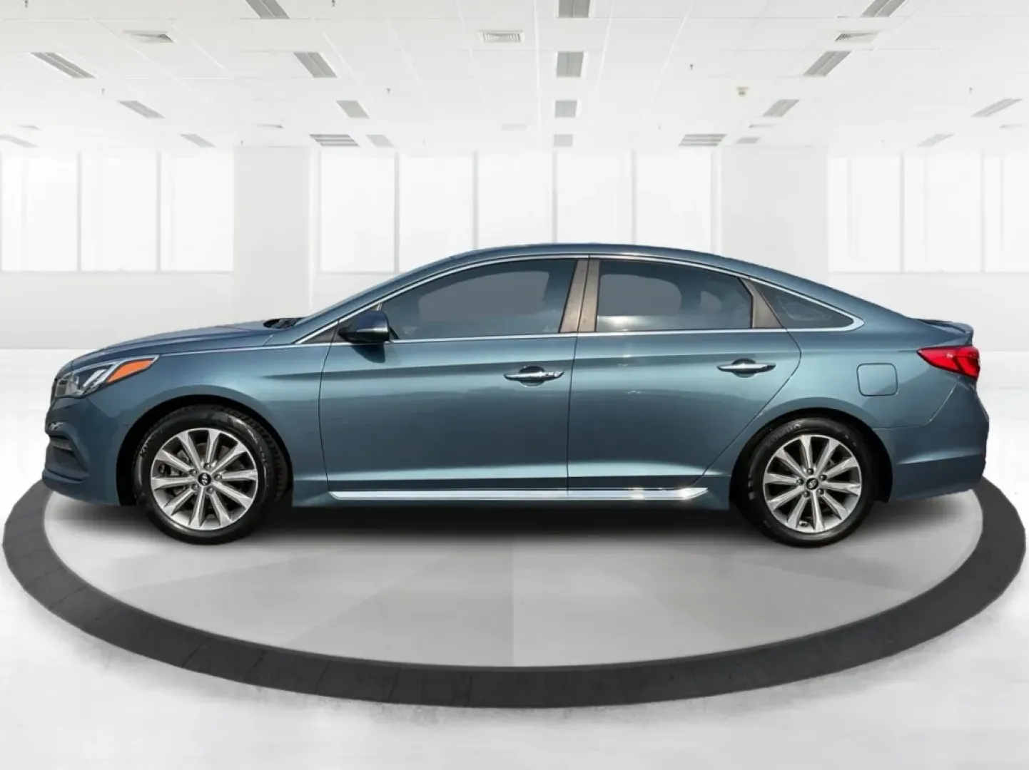 2017 Hyundai Sonata Limited (5NPE34AF4HH) with an 2.4L I-4 gasoline direct injection engine, 6A transmission, located at 1230 East Main St, Xenia, OH, 45385, (937) 908-9800, 39.688026, -83.910172 - Are you ready to elevate your daily drive into an adventure? Meet the 2017 Hyundai Sonata Limited, a perfect companion for anyone looking to combine style, comfort, and reliability. Whether you're commuting to work, shuttling the kids to school, or heading out for a weekend getaway, this sedan offer - Photo#5