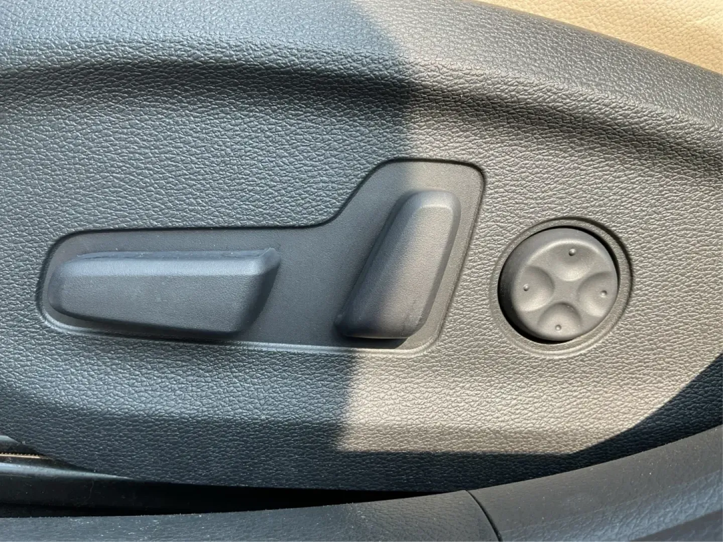 2017 Hyundai Sonata Limited (5NPE34AF4HH) with an 2.4L I-4 gasoline direct injection engine, 6A transmission, located at 1230 East Main St, Xenia, OH, 45385, (937) 908-9800, 39.688026, -83.910172 - Are you ready to elevate your daily drive into an adventure? Meet the 2017 Hyundai Sonata Limited, a perfect companion for anyone looking to combine style, comfort, and reliability. Whether you're commuting to work, shuttling the kids to school, or heading out for a weekend getaway, this sedan offer - Photo#17