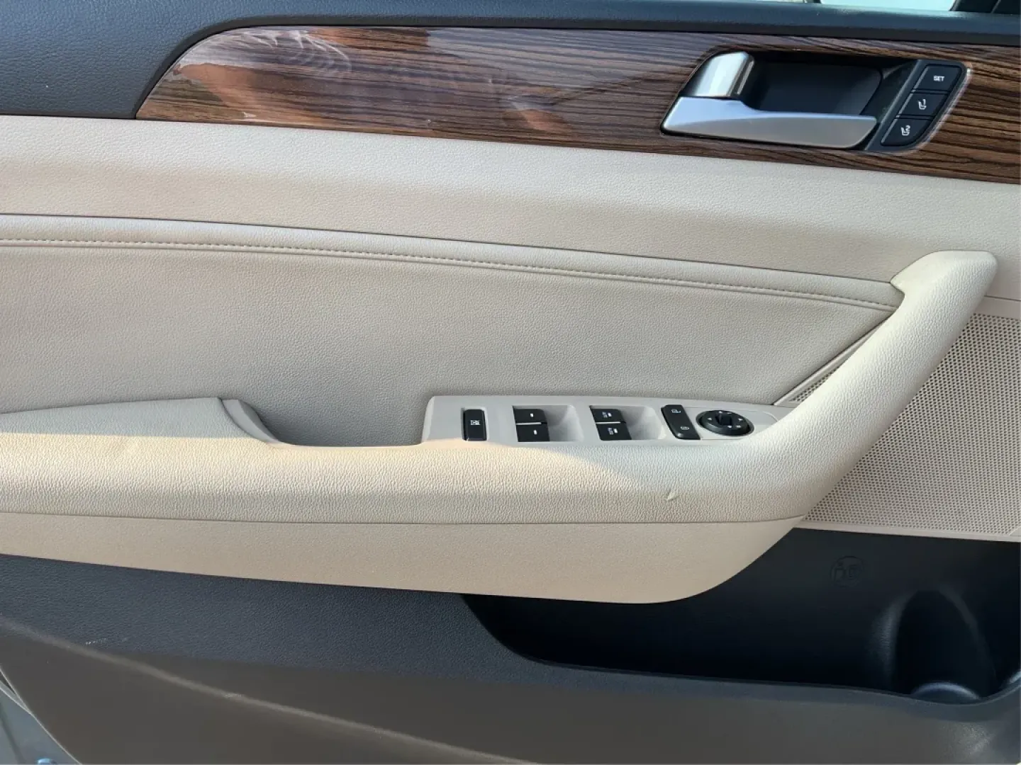 2017 Hyundai Sonata Limited (5NPE34AF4HH) with an 2.4L I-4 gasoline direct injection engine, 6A transmission, located at 1230 East Main St, Xenia, OH, 45385, (937) 908-9800, 39.688026, -83.910172 - Are you ready to elevate your daily drive into an adventure? Meet the 2017 Hyundai Sonata Limited, a perfect companion for anyone looking to combine style, comfort, and reliability. Whether you're commuting to work, shuttling the kids to school, or heading out for a weekend getaway, this sedan offer - Photo#18