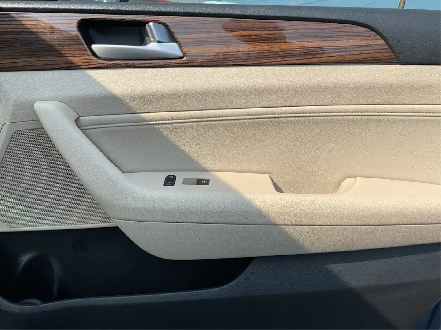 2017 Hyundai Sonata Limited (5NPE34AF4HH) with an 2.4L I-4 gasoline direct injection engine, 6A transmission, located at 1230 East Main St, Xenia, OH, 45385, (937) 908-9800, 39.688026, -83.910172 - Are you ready to elevate your daily drive into an adventure? Meet the 2017 Hyundai Sonata Limited, a perfect companion for anyone looking to combine style, comfort, and reliability. Whether you're commuting to work, shuttling the kids to school, or heading out for a weekend getaway, this sedan offer - Photo#19