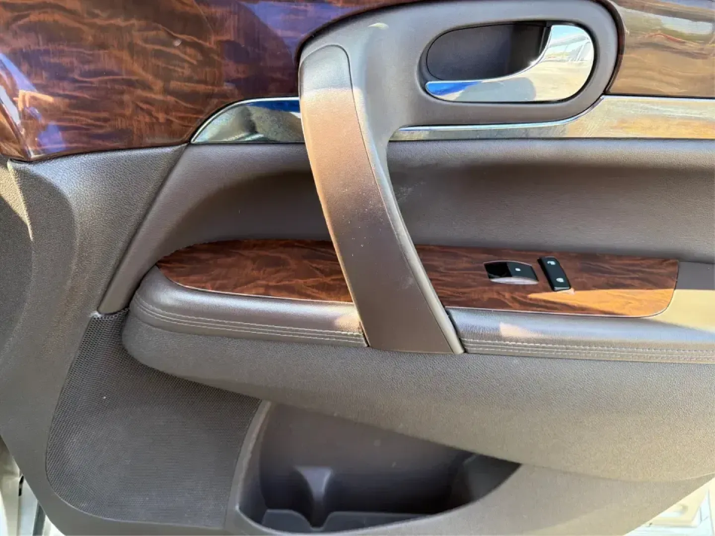 2016 Buick Enclave Leather (5GAKVBKD6GJ) with an 3.6L V-6 gasoline direct injection engine, 6-Speed Automatic Overdrive transmission, located at 1230 East Main St, Xenia, OH, 45385, (937) 908-9800, 39.688026, -83.910172 - Need one vehicle that can handle school drop-offs, grocery runs, and a weekend road trip down I-75 without feeling cramped? This 2016 Buick Enclave Leather in Iridium Metallic is built for real-life family logistics and comfortable commuting around Moraine, Dayton, and the Miami Valley-offering thre - Photo#20