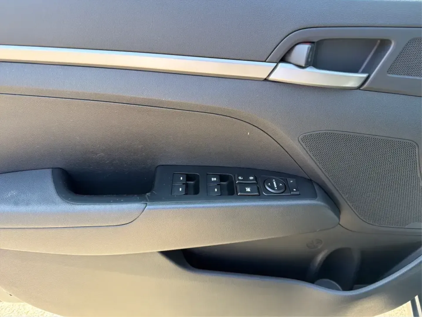 2018 Hyundai Elantra SE (KMHD74LF2JU) with an Nu 2L I-4 DOHC engine, 6A transmission, located at 4508 South Dixie Dr, Moraine, OH, 45439, (937) 908-9800, 39.689976, -84.218452 - Need a dependable commuter that's easy to park downtown, comfortable for I-75 and SR-725 drives, and efficient enough for everyday errands from Moraine to Dayton? This 2018 Hyundai Elantra SE in Galactic Gray Metallic is a smart, budget-friendly sedan built for real life-work runs, school drop-offs, - Photo#17