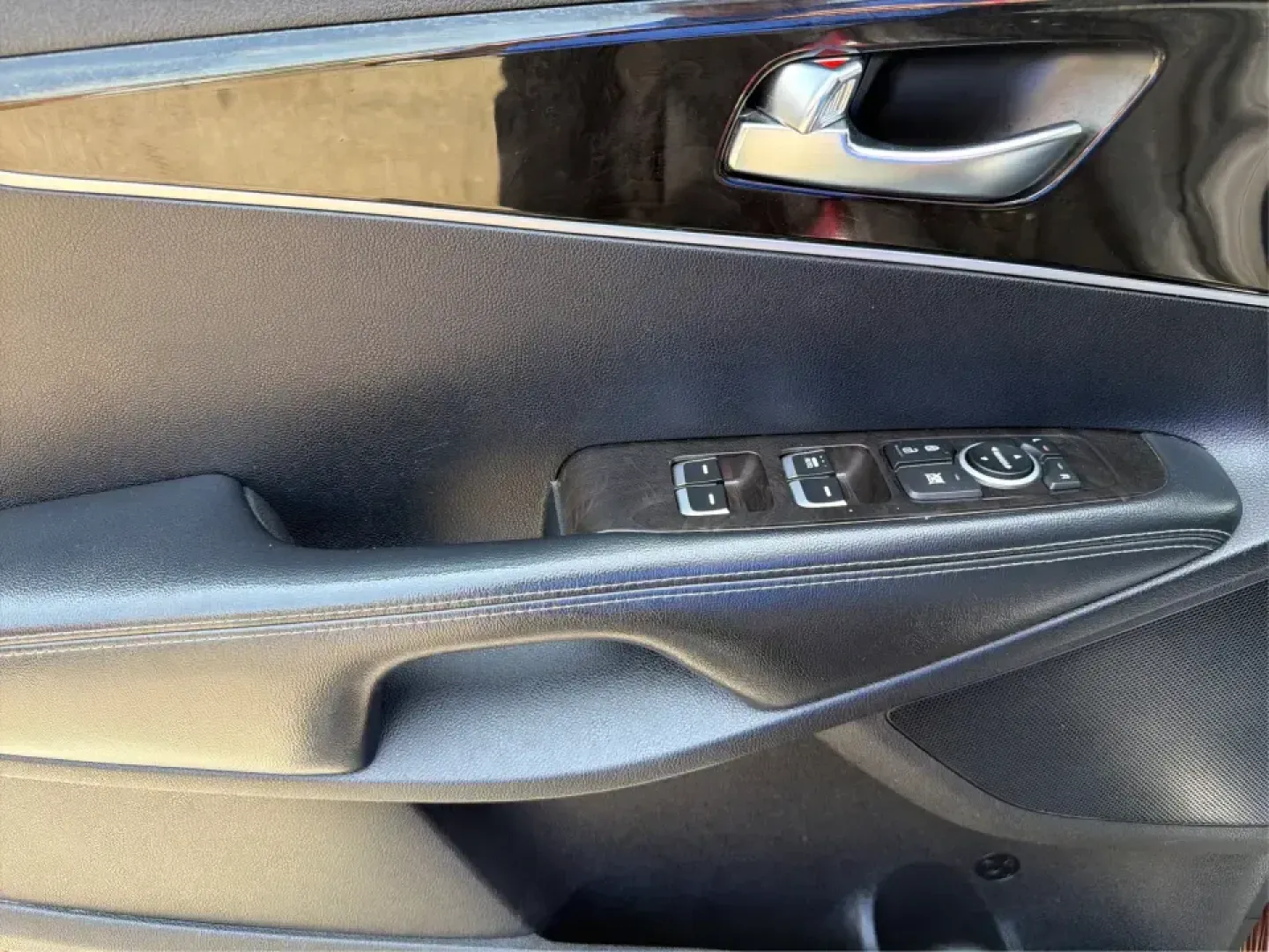 2017 Kia Sorento L 2WD (5XYPG4A31HG) with an 2.4L L4 DOHC 16V engine, 6-Speed Automatic transmission, located at 4508 South Dixie Dr, Moraine, OH, 45439, (937) 908-9800, 39.689976, -84.218452 - Pack up the kids, load the groceries, and still have room for a spontaneous weekend escape to Carillon Historical Park or a day exploring Cox Arboretum-this 2017 Kia Sorento L 2WD is the kind of practical SUV that fits real Moraine and Dayton-area life. With three-row versatility in a midsize footpr - Photo#18