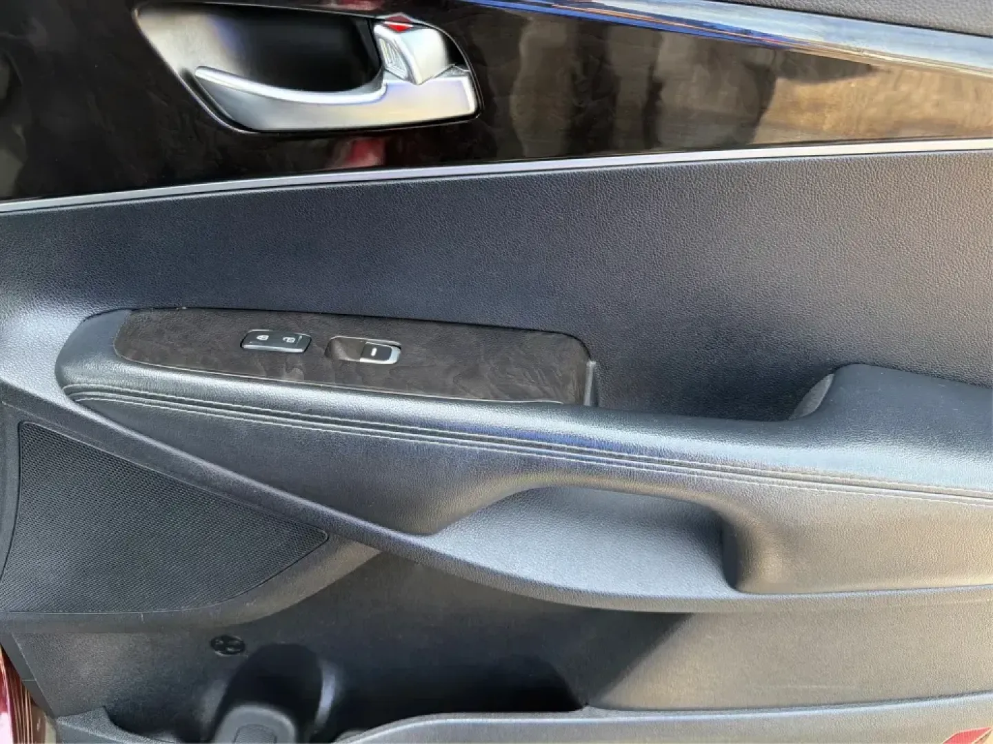 2017 Kia Sorento L 2WD (5XYPG4A31HG) with an 2.4L L4 DOHC 16V engine, 6-Speed Automatic transmission, located at 4508 South Dixie Dr, Moraine, OH, 45439, (937) 908-9800, 39.689976, -84.218452 - Pack up the kids, load the groceries, and still have room for a spontaneous weekend escape to Carillon Historical Park or a day exploring Cox Arboretum-this 2017 Kia Sorento L 2WD is the kind of practical SUV that fits real Moraine and Dayton-area life. With three-row versatility in a midsize footpr - Photo#19