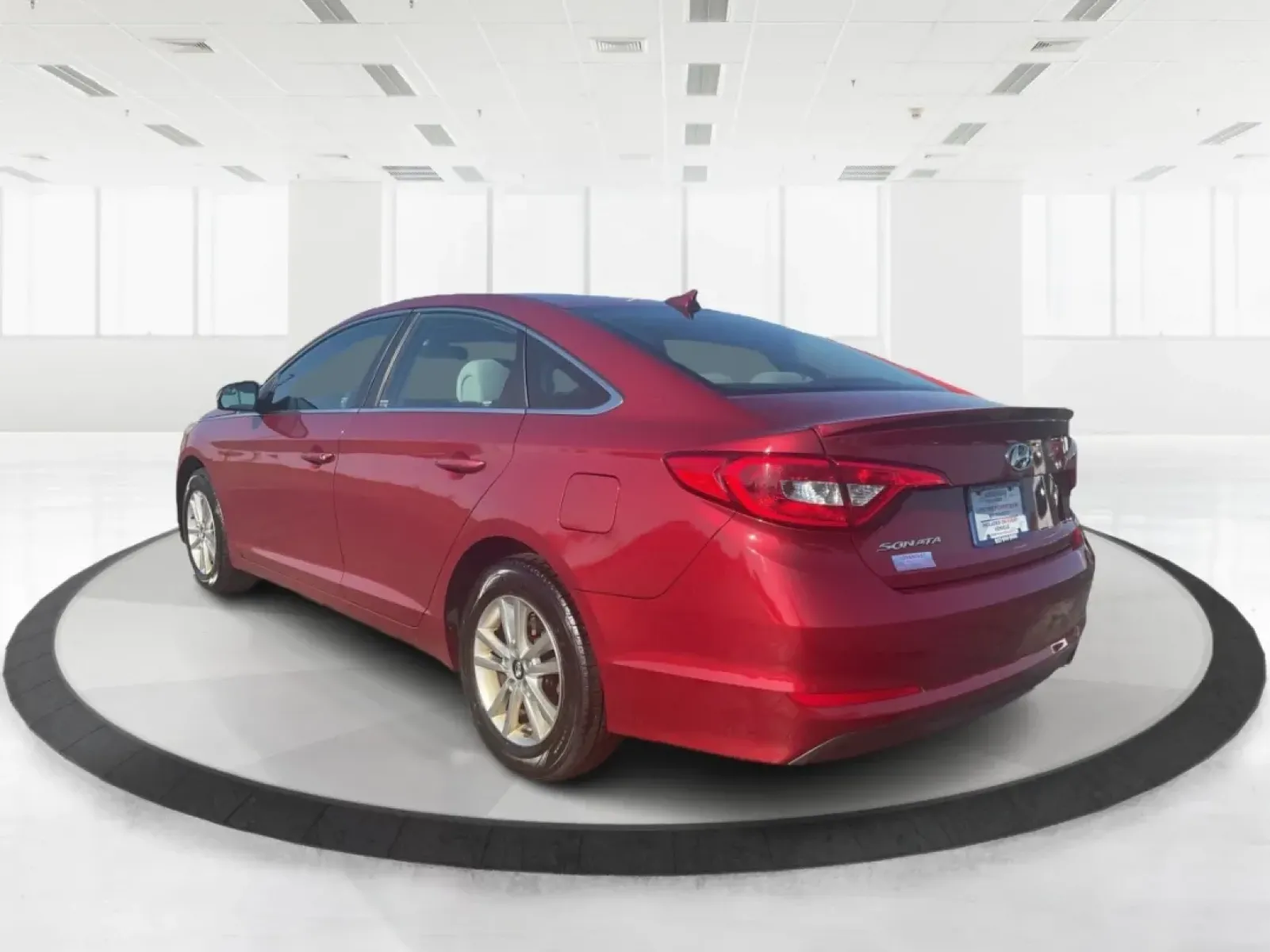 2015 Hyundai Sonata SE (5NPE24AFXFH) with an 2.4L I-4 gasoline direct injection engine, located at 1099 N County Rd 25A , Troy, OH, 45373, (937) 908-9800, 40.057079, -84.212883 - Discover the perfect balance of style, comfort, and reliability with the 2015 Hyundai Sonata SE, available now at Advantage Car and Credit in Fairborn, OH. Whether you're commuting to work, running errands in the nearby neighborhoods of Wright-Patterson Air Force Base, or heading out for a weekend a - Photo#4