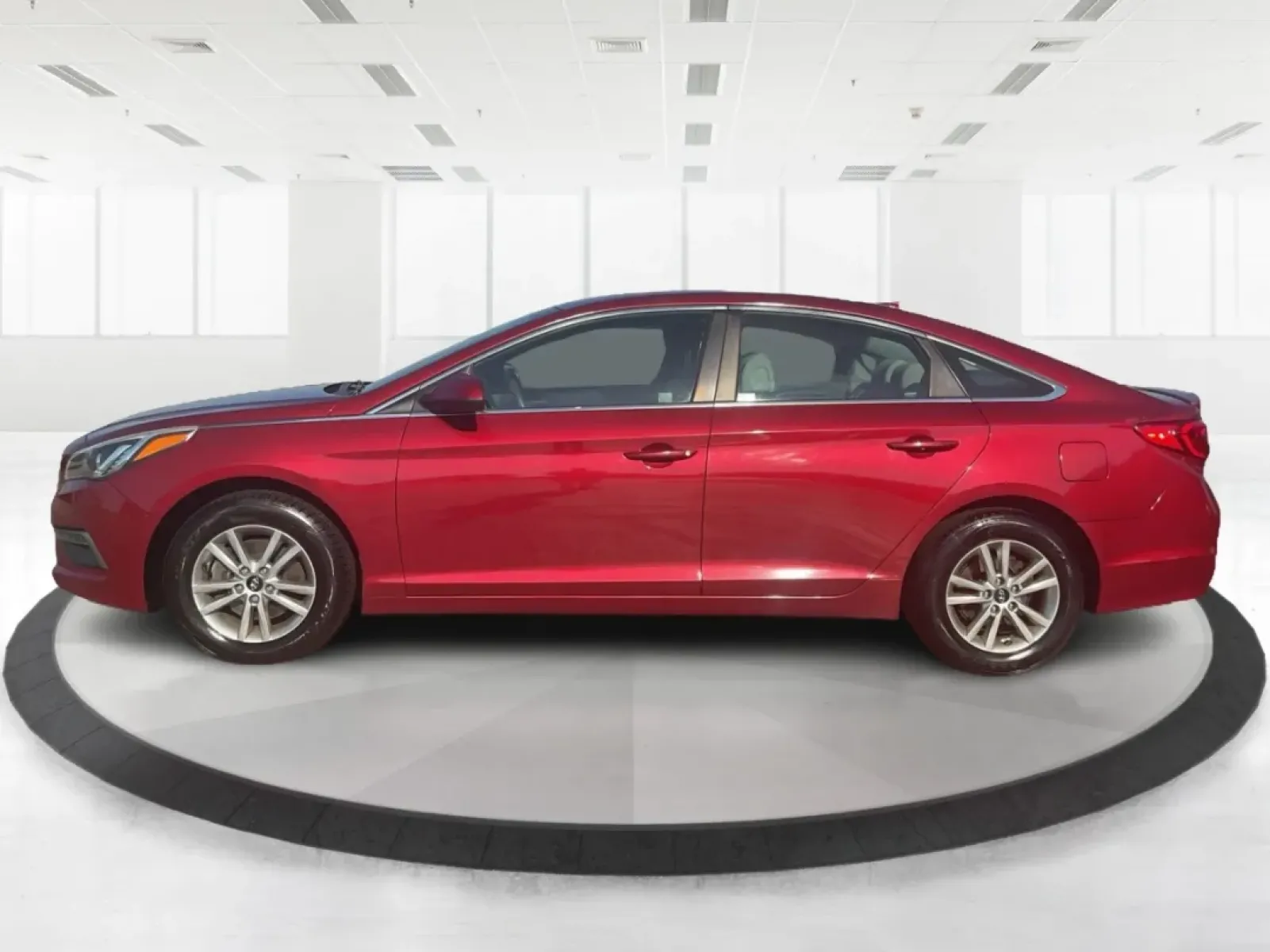 2015 Hyundai Sonata SE (5NPE24AFXFH) with an 2.4L I-4 gasoline direct injection engine, located at 1099 N County Rd 25A , Troy, OH, 45373, (937) 908-9800, 40.057079, -84.212883 - Discover the perfect balance of style, comfort, and reliability with the 2015 Hyundai Sonata SE, available now at Advantage Car and Credit in Fairborn, OH. Whether you're commuting to work, running errands in the nearby neighborhoods of Wright-Patterson Air Force Base, or heading out for a weekend a - Photo#5