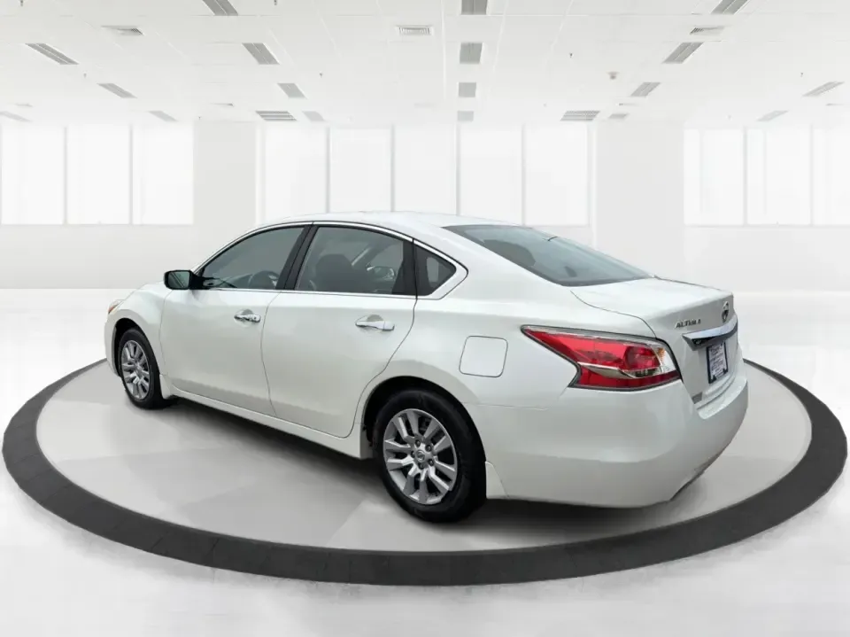 2015 Nissan Altima 2.5 S (1N4AL3AP9FC) with an 2.5L I-4 DOHC engine, Continuously Variable Transmission transmission, located at 1184 Kauffman Ave, Fairborn, OH, 45324, (937) 908-9800, 39.807072, -84.030914 - Need a dependable sedan for daily commuting between Fairborn and Dayton, campus runs to Wright State, or comfortable weekend drives out toward Yellow Springs? This **2015 Nissan Altima 2.5 S** delivers the kind of real-world practicality busy schedules demand-fuel-friendly performance, a roomy cabin - Photo#4
