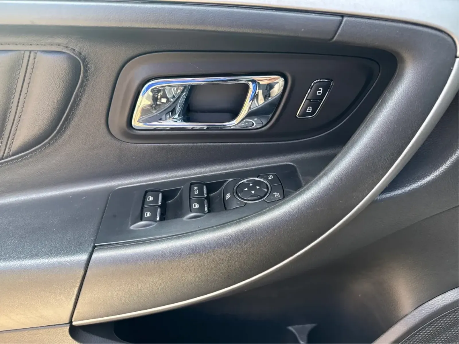2013 Ford Taurus SEL (1FAHP2E87DG) with an EcoBoost 2L I-4 gasoline direct injection engine, located at 1099 N County Rd 25A , Troy, OH, 45373, (937) 908-9800, 40.057079, -84.212883 - ### Discover Your Next Adventure with the 2013 Ford Taurus SEL from Advantage Car and Credit!<br /> <br /> Are you seeking a reliable and stylish sedan for your daily commute, family road trips, or weekend adventures? Look no further! The 2013 Ford Taurus SEL, available at Advantage Car and Credit i - Photo#19