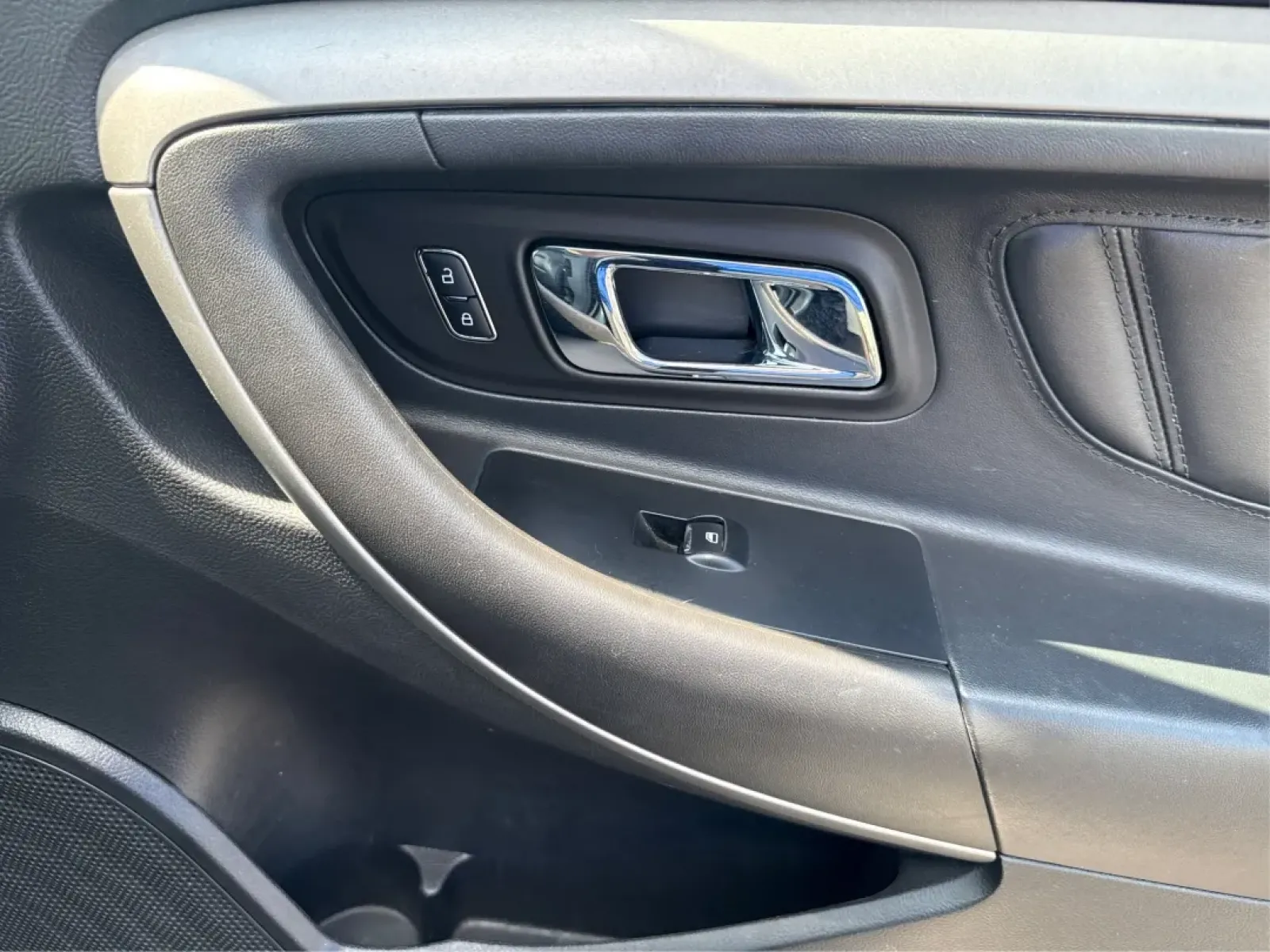 2013 Ford Taurus SEL (1FAHP2E87DG) with an EcoBoost 2L I-4 gasoline direct injection engine, located at 1099 N County Rd 25A , Troy, OH, 45373, (937) 908-9800, 40.057079, -84.212883 - ### Discover Your Next Adventure with the 2013 Ford Taurus SEL from Advantage Car and Credit!<br /> <br /> Are you seeking a reliable and stylish sedan for your daily commute, family road trips, or weekend adventures? Look no further! The 2013 Ford Taurus SEL, available at Advantage Car and Credit i - Photo#20