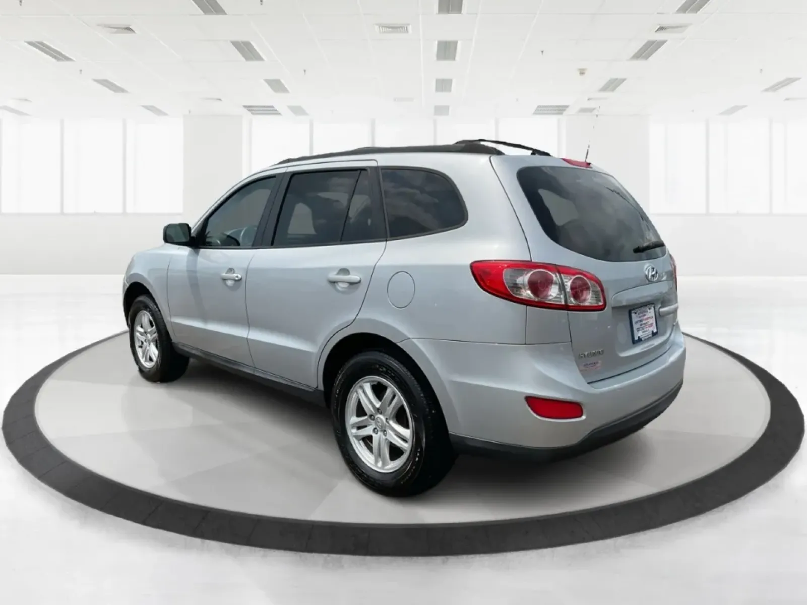 2010 Hyundai Santa Fe GLS (5NMSG3AB3AH) with an 2.4L I-4 DOHC engine, located at 1099 N County Rd 25A , Troy, OH, 45373, (937) 908-9800, 40.057079, -84.212883 - ### Discover Your Next Adventure with the 2010 Hyundai Santa Fe GLS at Advantage Car and Credit!<br /> <br /> Are you looking for a dependable vehicle that can comfortably accommodate your growing family or offer you a reliable partner for weekend adventures? Look no further than this stunning **201 - Photo#4