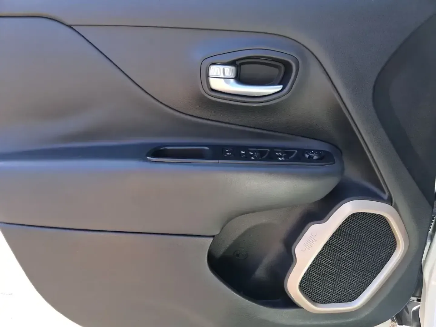 2015 Jeep Renegade Limited (ZACCJADT8FP) with an MultiAir2 Tigershark 2.4L I-4 variable valve contr engine, 9-Speed Automatic transmission, located at 401 Woodman Dr, Riverside, OH, 45431, (937) 908-9800, 39.760899, -84.123421 - Weekend plans, daily commutes, and last-minute road trips feel a lot easier when you've got a compact SUV that fits downtown parking spots but still has the confidence for I-675 and the back roads around the Miami Valley. This 2015 Jeep Renegade Limited is a smart pick for drivers who want SUV versa- Photo#19