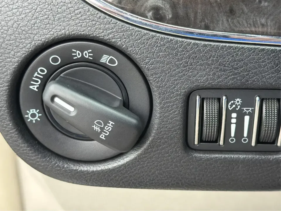 2015 Chrysler Town and Country Touring-L (2C4RC1CG9FR) with an 3.6L V-6 DOHC engine, 6-Speed Automatic transmission, located at 1230 East Main St, Xenia, OH, 45385, (937) 908-9800, 39.688026, -83.910172 - Road-trip ready and kid-hauler approved, this 2015 Chrysler Town and Country Touring-L is built for real life in Xenia-school drop-offs, long commutes to Dayton, and weekend runs to Caesar Creek State Park with the whole crew and everyone's gear. With its comfortable cabin, family-friendly tech, a - Photo#17