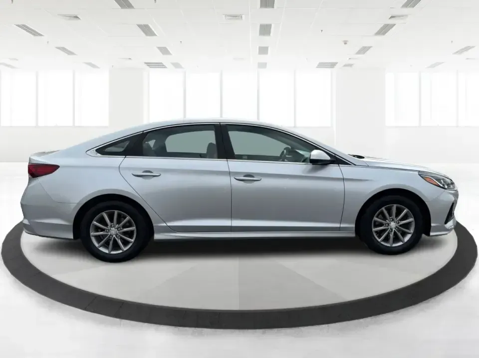 2018 Hyundai Sonata SE (5NPE24AF2JH) with an 2.4L I-4 gasoline direct injection engine, 7A transmission, located at 1230 East Main St, Xenia, OH, 45385, (937) 908-9800, 39.688026, -83.910172 - Need a dependable sedan for the daily commute from Xenia to Beavercreek, Wright-Patterson, or Downtown Dayton-without giving up comfort for weekend plans? This 2018 Hyundai Sonata SE in Symphony Silver is a practical, road-trip-ready midsize sedan that fits real life: school drop-offs, long work dri - Photo#1